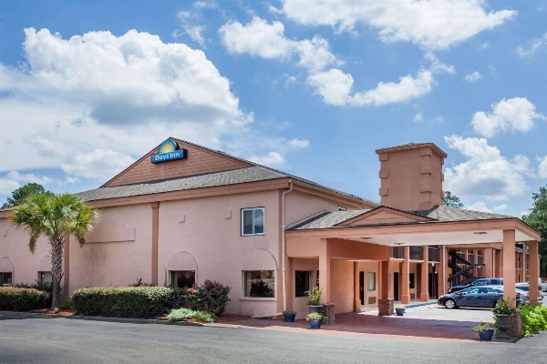 Days Inn by Wyndham Columbia image 1
