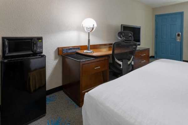 Days Inn by Wyndham Columbia image 11