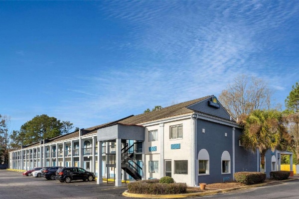 Days Inn by Wyndham Columbia image 16