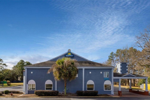 Days Inn by Wyndham Columbia image 20