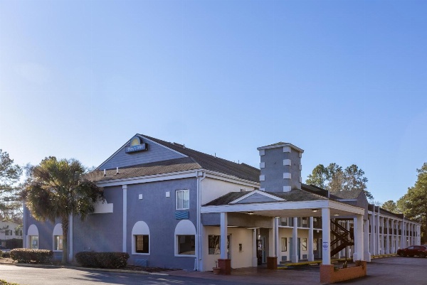 Days Inn by Wyndham Columbia image 6