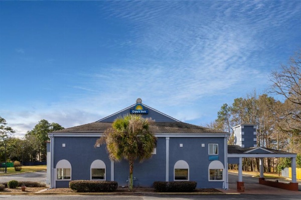 Days Inn by Wyndham Columbia image 8